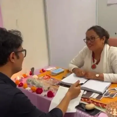 graphology-course-gallery Students learning handwriting analysis in graphology course